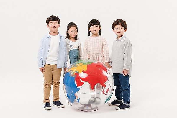 포토 JPG 스튜디오촬영 전신 여학생 여자 남자 어린이라이프 초등학생 어린이 남학생 실내 서기 미소 소녀 소년 여러명 앞모습 친구 지구본 한국인 어린이만 국내포토 학생 라이프스타일 뷰포인트 다수 관계 모션 표정 사람 동양인 내부 파일형식