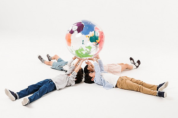 포토 JPG 스튜디오촬영 전신 여학생 여자 남자 어린이라이프 초등학생 어린이 남학생 실내 들기 소녀 소년 여러명 친구 눕기 지구본 한국인 어린이만 국내포토 학생 라이프스타일 다수 관계 모션 사람 동양인 내부 파일형식