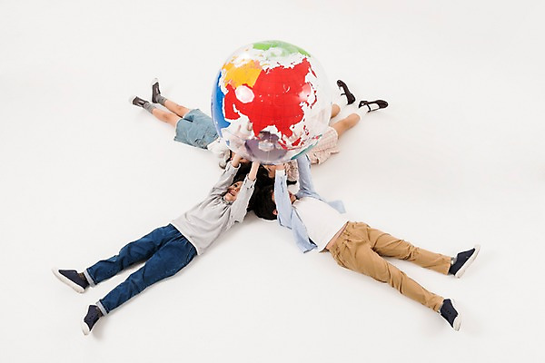 포토 JPG 스튜디오촬영 전신 여학생 여자 남자 어린이라이프 초등학생 어린이 남학생 실내 들기 소녀 소년 여러명 친구 눕기 지구본 한국인 어린이만 국내포토 학생 라이프스타일 다수 관계 모션 사람 동양인 내부 파일형식