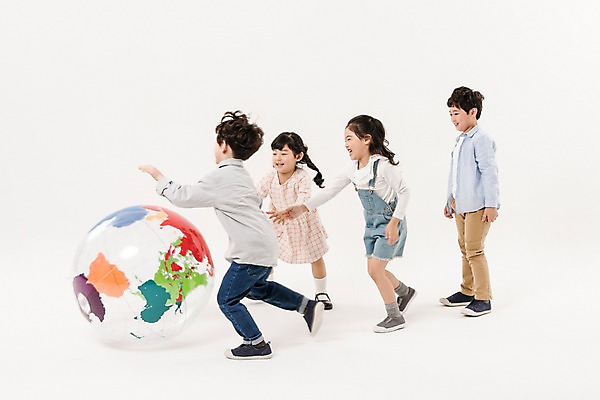 포토 JPG 스튜디오촬영 전신 여학생 여자 남자 어린이라이프 초등학생 어린이 남학생 실내 미소 소녀 소년 여러명 옆모습 친구 달리기 지구본 한국인 즐거움 어린이만 국내포토 학생 라이프스타일 감정 뷰포인트 다수 관계 모션 표정 사람 동양인 내부 파일형식