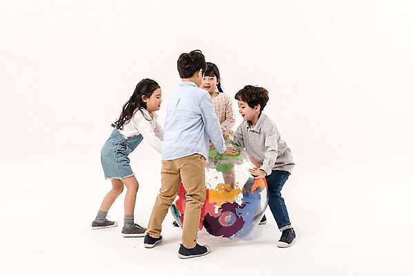 포토 JPG 스튜디오촬영 전신 여학생 여자 남자 어린이라이프 초등학생 어린이 남학생 실내 서기 소녀 소년 여러명 앞모습 옆모습 뒷모습 친구 지구본 한국인 즐거움 어린이만 국내포토 학생 라이프스타일 감정 뷰포인트 다수 관계 모션 사람 동양인 내부 파일형식