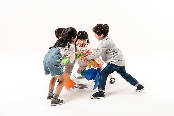포토 JPG 스튜디오촬영 전신 여학생 여자 남자 어린이라이프 초등학생 어린이 남학생 장난 실내 서기 소녀 소년 여러명 앞모습 옆모습 친구 지구본 한국인 즐거움 어린이만 국내포토 학생 라이프스타일 감정 뷰포인트 다수 관계 모션 사람 동양인 내부 파일형식 인종 생활