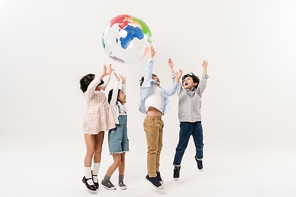 포토 JPG 스튜디오촬영 전신 여학생 여자 남자 어린이라이프 초등학생 어린이 남학생 실내 소녀 소년 여러명 앞모습 옆모습 친구 지구본 점프 한국인 던지기 즐거움 어린이만 국내포토 학생 라이프스타일 감정 뷰포인트 다수 관계 모션 사람 동양인 내부 파일형식