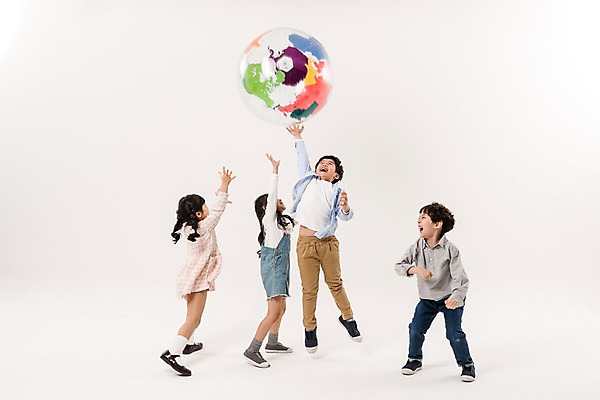 포토 JPG 스튜디오촬영 전신 여학생 여자 남자 어린이라이프 초등학생 어린이 남학생 실내 웃음 소녀 소년 여러명 앞모습 옆모습 친구 지구본 점프 한국인 던지기 즐거움 어린이만 국내포토 학생 라이프스타일 감정 뷰포인트 다수 관계 모션 표정 사람 동양인 내부 파일형식