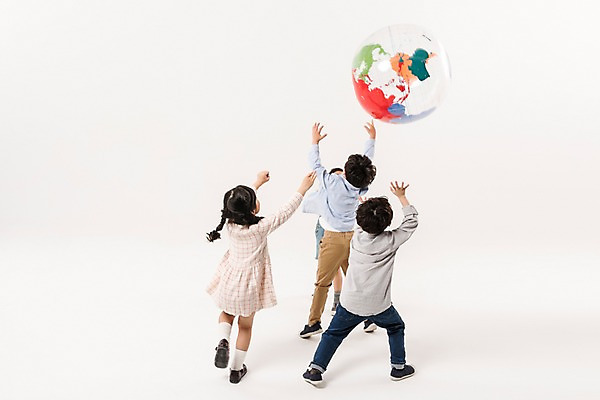 포토 JPG 스튜디오촬영 전신 여학생 여자 남자 어린이라이프 초등학생 어린이 남학생 장난 실내 서기 소녀 소년 여러명 뒷모습 친구 달리기 지구본 점프 한국인 던지기 즐거움 어린이만 국내포토 학생 라이프스타일 감정 뷰포인트 다수 관계 모션 사람 동양인 내부 파일형식