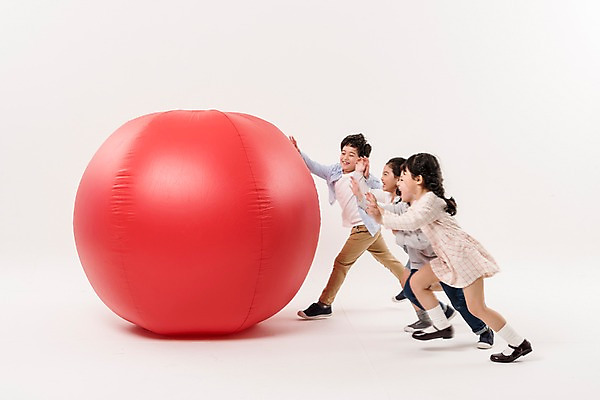 포토 JPG 스튜디오촬영 전신 여학생 여자 남자 어린이라이프 초등학생 어린이 남학생 공 실내 웃음 소녀 소년 여러명 옆모습 친구 한국인 밀기 즐거움 어린이만 국내포토 학생 라이프스타일 감정 뷰포인트 다수 관계 모션 표정 사람 동양인 내부 파일형식 인종 생활
