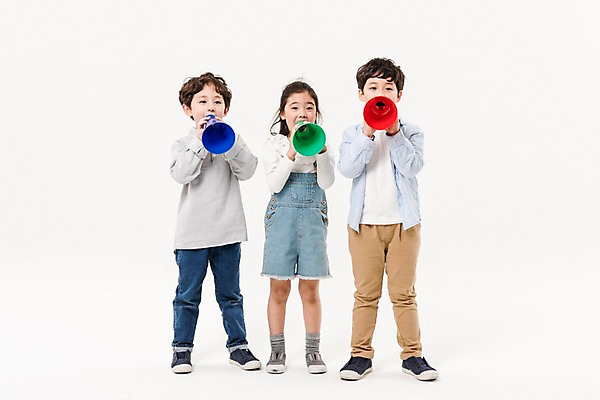 포토 JPG 스튜디오촬영 전신 여학생 여자 남자 어린이라이프 초등학생 어린이 남학생 실내 서기 들기 소녀 소년 앞모습 세명 친구 확성기 외침 한국인 어린이만 국내포토 학생 라이프스타일 뷰포인트 관계 모션 사람 동양인 내부 소리 파일형식