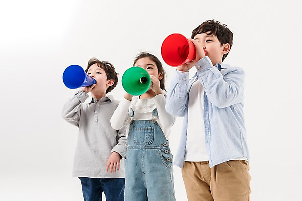 포토 JPG 스튜디오촬영 여학생 여자 남자 어린이라이프 초등학생 어린이 남학생 실내 서기 들기 소녀 소년 상반신 앞모습 세명 친구 확성기 외침 한국인 어린이만 국내포토 학생 라이프스타일 뷰포인트 관계 모션 사람 동양인 내부 소리 파일형식