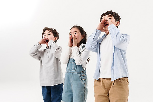 포토 JPG 스튜디오촬영 여학생 여자 남자 어린이라이프 초등학생 어린이 남학생 실내 서기 손짓 소녀 소년 상반신 앞모습 세명 친구 외침 한국인 어린이만 국내포토 학생 라이프스타일 뷰포인트 관계 모션 사람 동양인 내부 소리 파일형식