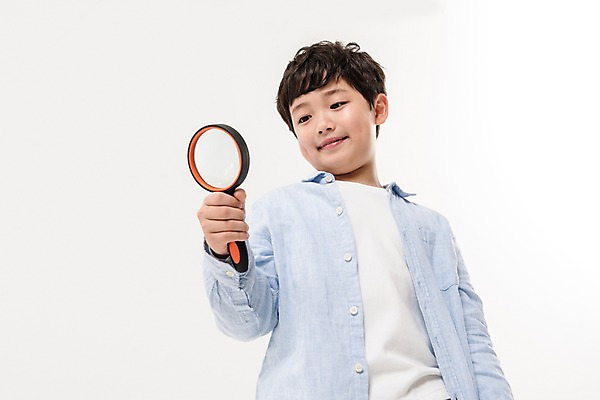 포토 JPG 스튜디오촬영 응시 남자 어린이라이프 초등학생 어린이 남학생 로우앵글 돋보기 실내 한명 서기 미소 소년 상반신 앞모습 한국인 관찰 소년한명만 국내포토 1 학생 라이프스타일 시선 뷰포인트 모션 표정 사람 동양인 내부 남자한명만 소년만 파일형식