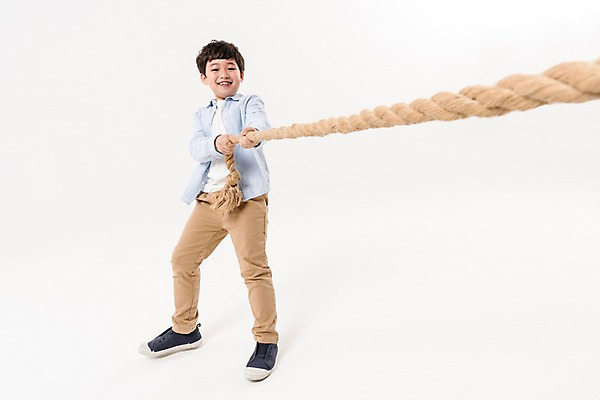 포토 JPG 스튜디오촬영 전신 남자 어린이라이프 초등학생 어린이 밧줄 남학생 실내 한명 서기 미소 소년 앞모습 한국인 당기기 즐거움 줄다리기 소년한명만 국내포토 1 학생 라이프스타일 감정 줄 뷰포인트 모션 놀이 표정 사람 동양인 내부 남자한명만 소년만 파일형식