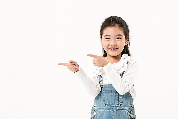 포토 JPG 스튜디오촬영 여학생 여자 어린이라이프 초등학생 어린이 실내 한명 서기 미소 소녀 상반신 앞모습 한국인 가리킴 소녀한명만 국내포토 1 학생 라이프스타일 뷰포인트 모션 표정 사람 동양인 손짓 내부 여자한명만 소녀만 파일형식