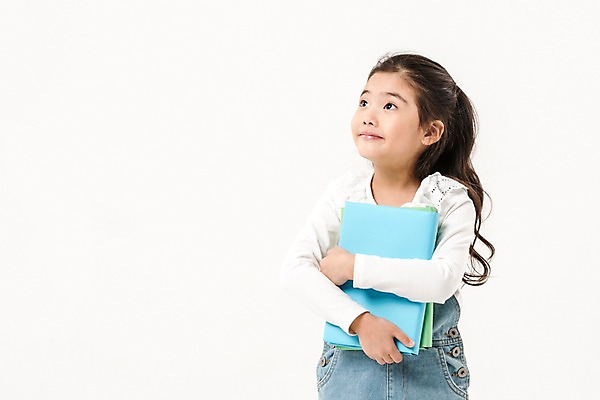 포토 JPG 스튜디오촬영 응시 여학생 여자 어린이라이프 초등학생 어린이 실내 한명 서기 들기 소녀 상반신 앞모습 책 한국인 소녀한명만 국내포토 1 학생 라이프스타일 시선 뷰포인트 모션 사람 동양인 내부 여자한명만 소녀만 파일형식