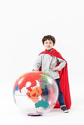 포토 JPG 스튜디오촬영 전신 남자 어린이라이프 초등학생 어린이 남학생 허리손 실내 한명 서기 미소 소년 앞모습 지구본 한국인 망토 빨간망토 소년한명만 국내포토 1 학생 라이프스타일 뷰포인트 포즈 모션 표정 사람 동양인 내부 남자한명만 소년만 파일형식