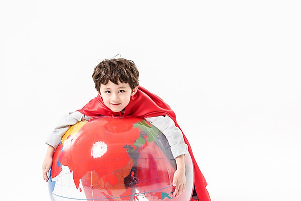 포토 JPG 스튜디오촬영 남자 어린이라이프 초등학생 어린이 남학생 실내 한명 서기 미소 소년 상반신 앞모습 지구본 기댐 한국인 망토 빨간망토 소년한명만 국내포토 1 학생 라이프스타일 뷰포인트 모션 표정 사람 동양인 내부 남자한명만 소년만 파일형식