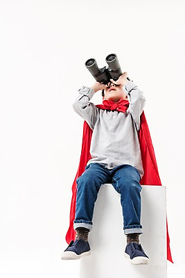 포토 JPG 스튜디오촬영 전신 응시 남자 어린이라이프 초등학생 어린이 남학생 실내 한명 들기 앉기 소년 앞모습 망원경 한국인 망토 빨간망토 소년한명만 국내포토 1 학생 라이프스타일 시선 뷰포인트 모션 사람 동양인 내부 남자한명만 소년만 파일형식