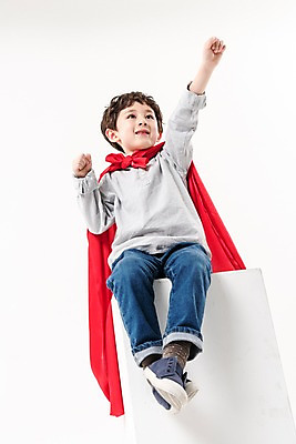 포토 JPG 스튜디오촬영 전신 응시 남자 어린이라이프 초등학생 어린이 남학생 로우앵글 실내 한명 미소 앉기 소년 앞모습 한국인 망토 빨간망토 슈퍼맨포즈 소년한명만 국내포토 1 학생 라이프스타일 시선 뷰포인트 포즈 모션 표정 사람 동양인 내부 남자한명만 소년만 파일형식