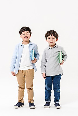 포토 JPG 스튜디오촬영 전신 어린이교육 남자 어린이라이프 초등학생 어린이 남학생 실내 서기 미소 들기 소년 두명 앞모습 책 친구 한국인 소년만 국내포토 학생 라이프스타일 교육 뷰포인트 관계 모션 표정 사람 동양인 내부 남자만 어린이만 파일형식