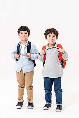 포토 JPG 스튜디오촬영 전신 어린이교육 남자 어린이라이프 초등학생 어린이 남학생 책가방 실내 서기 미소 소년 두명 앞모습 친구 한국인 소년만 국내포토 학생 라이프스타일 교육 뷰포인트 가방 관계 모션 표정 사람 동양인 내부 남자만 어린이만 파일형식
