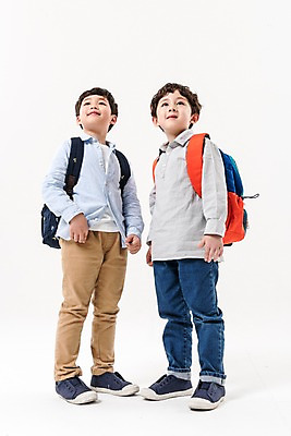 포토 JPG 스튜디오촬영 전신 응시 어린이교육 남자 어린이라이프 초등학생 어린이 남학생 책가방 실내 서기 미소 소년 두명 앞모습 친구 한국인 소년만 국내포토 학생 라이프스타일 시선 교육 뷰포인트 가방 관계 모션 표정 사람 동양인 내부 남자만 어린이만 파일형식