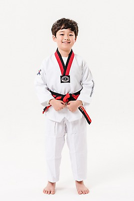 포토 JPG 스튜디오촬영 전신 남자 어린이라이프 초등학생 어린이 남학생 모션 실내 한명 서기 미소 소년 앞모습 한국인 태권도 태권도복 소년한명만 국내포토 1 학생 라이프스타일 뷰포인트 표정 도복 사람 동양인 내부 격투기 남자한명만 소년만 파일형식