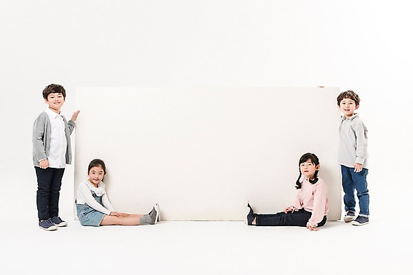 포토 JPG 스튜디오촬영 전신 배너 여학생 여자 남자 어린이라이프 초등학생 어린이 남학생 사각프레임 광고판 알림판 실내 서기 미소 들기 앉기 소녀 소년 여러명 옆모습 친구 한국인 어린이만 국내포토 학생 라이프스타일 뷰포인트 다수 관계 모션 프레임 표정 사람 동양인 내부 사각형 판 파일형식