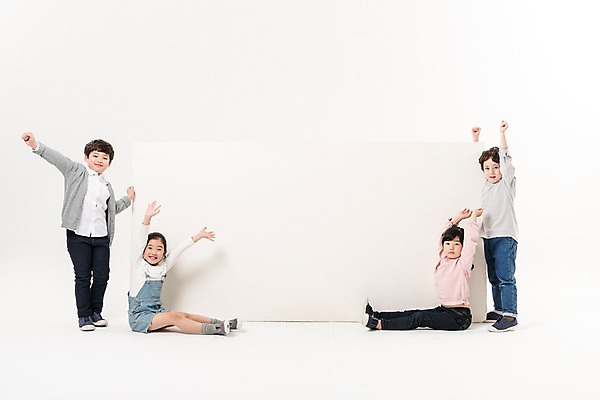 포토 JPG 스튜디오촬영 전신 배너 여학생 여자 남자 어린이라이프 초등학생 어린이 남학생 사각프레임 광고판 알림판 실내 서기 미소 들기 앉기 소녀 소년 여러명 옆모습 친구 만세 한국인 어린이만 국내포토 학생 라이프스타일 뷰포인트 다수 관계 모션 프레임 표정 사람 동양인 내부 사각형 판 파일형식