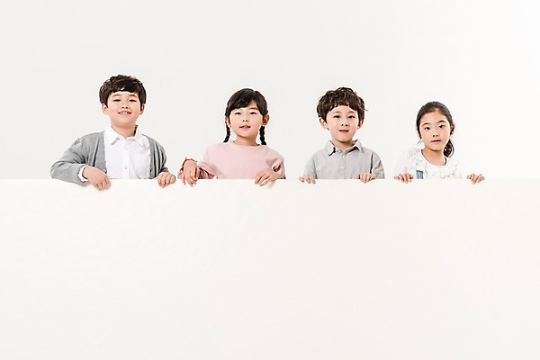 포토 JPG 스튜디오촬영 배너 여학생 여자 남자 어린이라이프 초등학생 어린이 남학생 사각프레임 광고판 알림판 실내 서기 미소 들기 소녀 소년 여러명 상반신 앞모습 친구 한국인 어린이만 국내포토 학생 라이프스타일 뷰포인트 다수 관계 모션 프레임 표정 사람 동양인 내부 사각형 판 파일형식