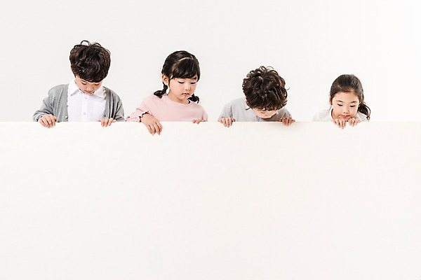 포토 JPG 스튜디오촬영 배너 응시 여학생 여자 남자 어린이라이프 초등학생 어린이 남학생 사각프레임 광고판 알림판 실내 서기 들기 소녀 소년 여러명 상반신 앞모습 친구 한국인 어린이만 내려보기 국내포토 학생 라이프스타일 시선 뷰포인트 다수 관계 모션 프레임 사람 동양인 내부 사각형 판 파일형식