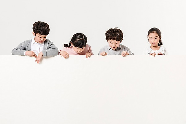 포토 JPG 스튜디오촬영 배너 응시 여학생 여자 남자 어린이라이프 초등학생 어린이 남학생 사각프레임 광고판 알림판 실내 서기 들기 소녀 소년 여러명 상반신 앞모습 친구 한국인 어린이만 내려보기 국내포토 학생 라이프스타일 시선 뷰포인트 다수 관계 모션 프레임 사람 동양인 내부 사각형 판 파일형식