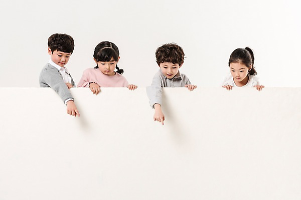 포토 JPG 스튜디오촬영 배너 여학생 여자 남자 어린이라이프 초등학생 어린이 남학생 사각프레임 광고판 알림판 실내 서기 들기 소녀 소년 여러명 상반신 앞모습 친구 한국인 가리킴 어린이만 국내포토 학생 라이프스타일 뷰포인트 다수 관계 모션 프레임 사람 동양인 손짓 내부 사각형 판 파일형식