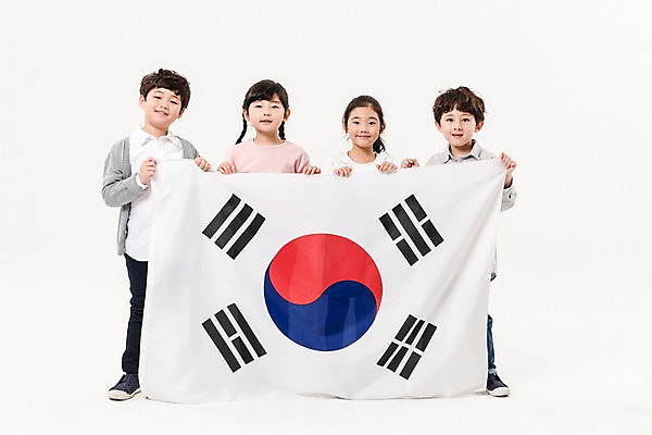 포토 JPG 스튜디오촬영 전신 여학생 여자 남자 어린이라이프 초등학생 어린이 남학생 실내 서기 미소 들기 누끼 소녀 소년 여러명 상반신 앞모습 친구 한국인 태극기 삼일절 애국심 광복절 어린이만 국내포토 학생 라이프스타일 뷰포인트 다수 관계 모션 표정 사람 동양인 내부 공휴일 국기 국경일 파일형식