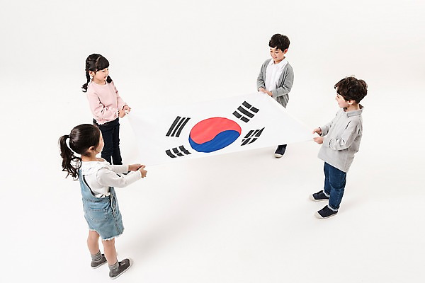 포토 JPG 스튜디오촬영 전신 여학생 여자 남자 어린이라이프 초등학생 어린이 남학생 실내 서기 미소 들기 누끼 소녀 소년 여러명 옆모습 친구 하이앵글 한국인 태극기 삼일절 애국심 광복절 어린이만 국내포토 학생 라이프스타일 뷰포인트 다수 관계 모션 표정 사람 동양인 내부 공휴일 국기 국경일 파일형식