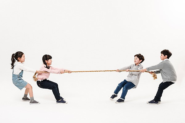 포토 JPG 스튜디오촬영 전신 여학생 여자 남자 어린이라이프 초등학생 어린이 밧줄 남학생 실내 서기 소녀 소년 여러명 옆모습 친구 한국인 당기기 즐거움 줄다리기 어린이만 국내포토 학생 라이프스타일 감정 줄 뷰포인트 다수 관계 모션 놀이 사람 동양인 내부 파일형식