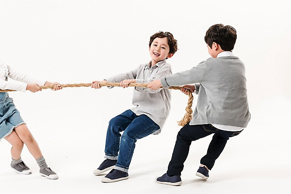 포토 JPG 스튜디오촬영 전신 남자 어린이라이프 초등학생 어린이 밧줄 남학생 실내 서기 미소 소년 옆모습 뒷모습 세명 한국인 하반신 다리 당기기 즐거움 줄다리기 소년만 국내포토 학생 라이프스타일 감정 줄 뷰포인트 모션 놀이 표정 사람 동양인 내부 남자만 어린이만 파일형식