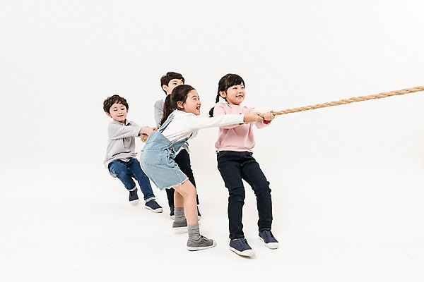 포토 JPG 스튜디오촬영 전신 여학생 여자 남자 어린이라이프 초등학생 어린이 밧줄 남학생 실내 서기 미소 소녀 소년 여러명 앞모습 친구 한국인 당기기 즐거움 줄다리기 어린이만 국내포토 학생 라이프스타일 감정 줄 뷰포인트 다수 관계 모션 놀이 표정 사람 동양인 내부 파일형식