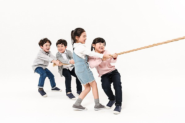 포토 JPG 스튜디오촬영 전신 여학생 여자 남자 어린이라이프 초등학생 어린이 밧줄 남학생 실내 서기 미소 소녀 소년 여러명 앞모습 옆모습 친구 한국인 당기기 즐거움 줄다리기 어린이만 국내포토 학생 라이프스타일 감정 줄 뷰포인트 다수 관계 모션 놀이 표정 사람 동양인 내부 파일형식