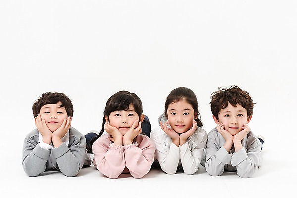 포토 JPG 스튜디오촬영 여학생 여자 남자 어린이라이프 초등학생 어린이 남학생 엎드리기 실내 미소 소녀 소년 여러명 상반신 앞모습 친구 턱괴기 한국인 즐거움 어린이만 국내포토 학생 라이프스타일 감정 뷰포인트 다수 관계 모션 표정 사람 동양인 내부 파일형식