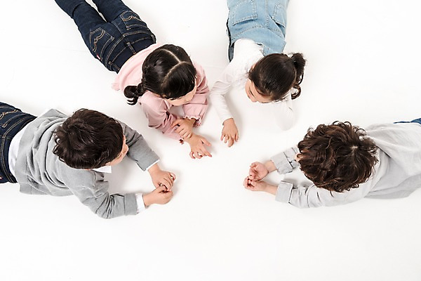 포토 JPG 스튜디오촬영 여학생 여자 남자 어린이라이프 초등학생 어린이 남학생 엎드리기 실내 이야기 소녀 소년 여러명 상반신 뒷모습 친구 한국인 즐거움 어린이만 국내포토 학생 라이프스타일 감정 뷰포인트 다수 관계 모션 사람 동양인 내부 파일형식