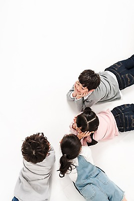 포토 JPG 스튜디오촬영 여학생 여자 남자 어린이라이프 초등학생 어린이 남학생 엎드리기 실내 이야기 소녀 소년 여러명 상반신 뒷모습 친구 한국인 즐거움 어린이만 국내포토 학생 라이프스타일 감정 뷰포인트 다수 관계 모션 사람 동양인 내부 파일형식