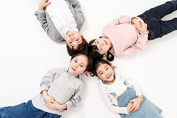 포토 JPG 스튜디오촬영 여학생 여자 남자 어린이라이프 초등학생 어린이 남학생 실내 미소 소녀 소년 여러명 상반신 앞모습 친구 눕기 한국인 즐거움 어린이만 국내포토 학생 라이프스타일 감정 뷰포인트 다수 관계 모션 표정 사람 동양인 내부 파일형식