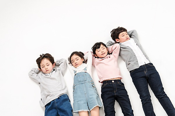 포토 JPG 스튜디오촬영 여학생 여자 남자 어린이라이프 초등학생 어린이 남학생 실내 미소 소녀 소년 여러명 상반신 앞모습 친구 눕기 눈감음 한국인 잠 어린이만 국내포토 학생 라이프스타일 뷰포인트 다수 관계 모션 표정 사람 동양인 내부 파일형식