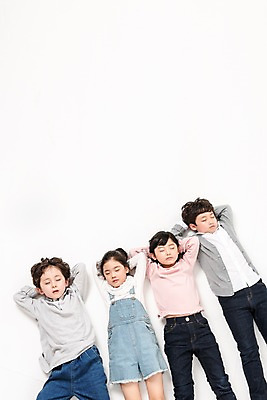 포토 JPG 스튜디오촬영 여학생 여자 남자 어린이라이프 초등학생 어린이 남학생 실내 소녀 소년 여러명 상반신 앞모습 친구 눕기 눈감음 한국인 잠 어린이만 국내포토 학생 라이프스타일 뷰포인트 다수 관계 모션 사람 동양인 내부 파일형식
