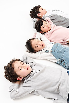 포토 JPG 스튜디오촬영 여학생 여자 남자 어린이라이프 초등학생 어린이 남학생 실내 소녀 소년 여러명 상반신 앞모습 친구 눕기 눈감음 한국인 잠 어린이만 국내포토 학생 라이프스타일 뷰포인트 다수 관계 모션 사람 동양인 내부 파일형식