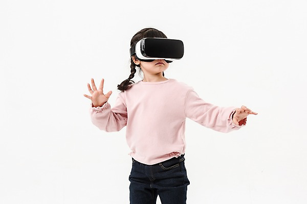 포토 JPG 스튜디오촬영 여학생 여자 어린이라이프 초등학생 어린이 실내 한명 서기 손짓 소녀 상반신 앞모습 한국인 즐거움 가상현실 소녀한명만 VR기기 국내포토 1 학생 라이프스타일 감정 뷰포인트 모션 사람 동양인 내부 기계 여자한명만 소녀만 파일형식