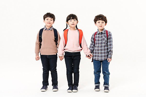 포토 JPG 스튜디오촬영 전신 여학생 여자 어린이교육 남자 어린이라이프 초등학생 어린이 남학생 책가방 실내 서기 소녀 소년 앞모습 세명 친구 손잡기 한국인 어린이만 국내포토 학생 라이프스타일 교육 뷰포인트 가방 관계 모션 사람 동양인 내부 파일형식