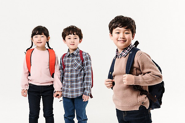 포토 JPG 스튜디오촬영 여학생 여자 어린이교육 남자 어린이라이프 초등학생 어린이 남학생 책가방 실내 서기 미소 소녀 소년 상반신 앞모습 세명 친구 손잡기 한국인 어린이만 국내포토 학생 라이프스타일 교육 뷰포인트 가방 관계 모션 표정 사람 동양인 내부 파일형식
