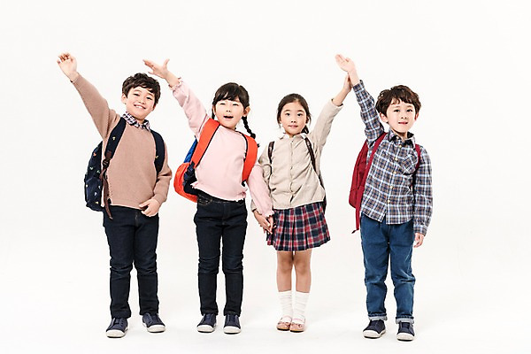 포토 JPG 스튜디오촬영 전신 여학생 여자 어린이교육 남자 어린이라이프 초등학생 어린이 남학생 책가방 실내 서기 미소 소녀 소년 여러명 앞모습 친구 한국인 손인사 어린이만 국내포토 학생 라이프스타일 교육 뷰포인트 다수 가방 관계 모션 표정 사람 동양인 내부 인사 파일형식