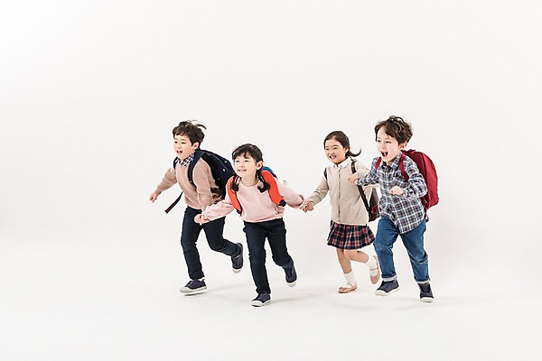 포토 JPG 스튜디오촬영 전신 여학생 여자 어린이교육 남자 어린이라이프 초등학생 어린이 남학생 책가방 실내 소녀 소년 여러명 앞모습 친구 달리기 손잡기 한국인 즐거움 어린이만 국내포토 학생 라이프스타일 교육 감정 뷰포인트 다수 가방 관계 모션 사람 동양인 내부 파일형식