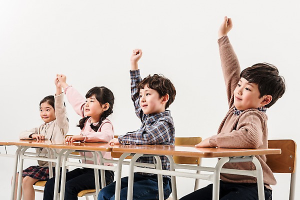 포토 JPG 스튜디오촬영 응시 여학생 여자 어린이교육 남자 어린이라이프 초등학생 어린이 남학생 의자 수업 실내 미소 앉기 소녀 소년 여러명 상반신 옆모습 친구 손들기 한국인 발표 책상 어린이만 국내포토 학생 라이프스타일 시선 교육 뷰포인트 가구 다수 관계 모션 표정 사람 동양인 내부 파일형식